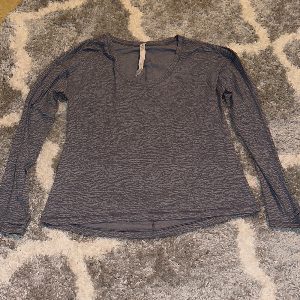 EUC lululemon grey long sleeve shirt. Size 6